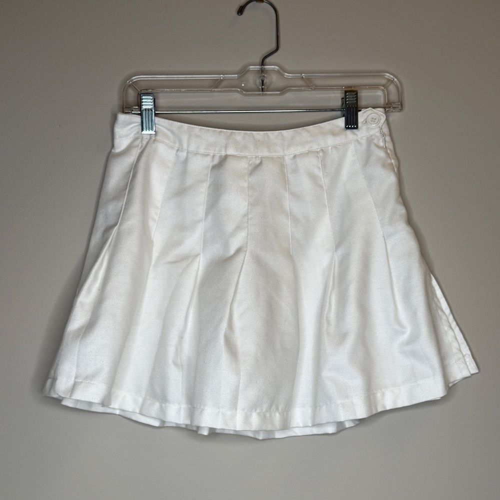 White flowy tennis skirt 🎾